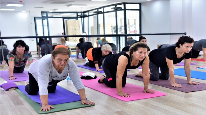 Bornovalı kadınlar yoga yaparak stres atıyor