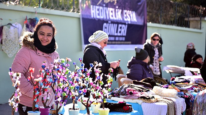 Bornovalı kadınlardan hediyelik eşya pazarı