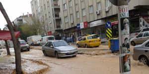 İzmir de patlak boru çilesi