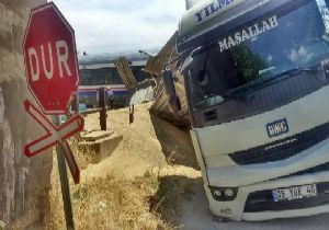 İzmir’de ucuz atlatılan kaza: Buğday yüklü TIR...