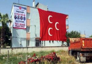 Manisa da pankart krizi: MHP astı polis indirdi
