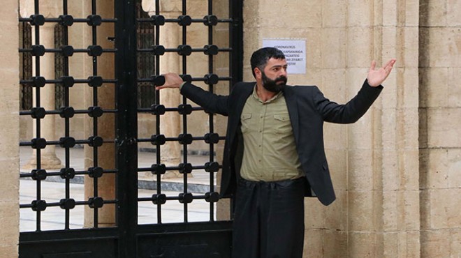 Caminin kilitli kapısını zorlayan cemaati polis engelledi