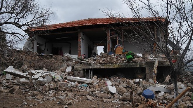 Çanakkale’de deprem bilançosu: 313 ev hasarlı, 8 yaralı!