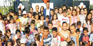 Çeşme aday adayı Dalokay çocuklara 40 altın taktı 