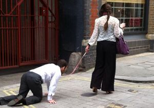 Londra sokaklarında şok görüntü: Tasmayla yürüttü