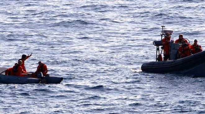 Çeşme de mültecileri NATO gemisi personeli kurtardı