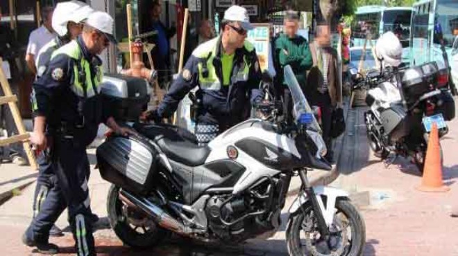 Ceza yiyince polis motorsikletini yakmak istedi