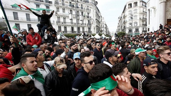 Cezayir’de ordu Cumhurbaşkanı’nın istifasını istedi