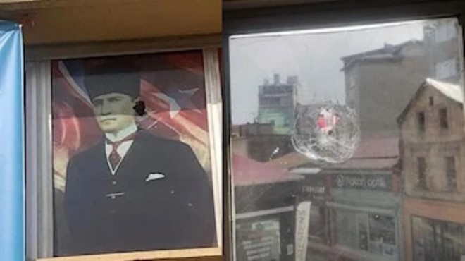 CHP binasına taşlı saldırı: Atatürk resmi hedef alındı!