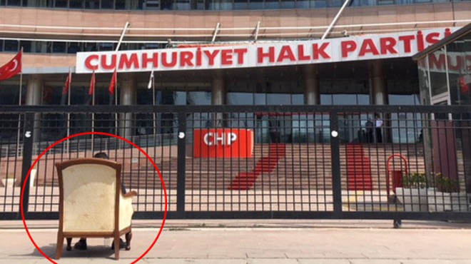 CHP Genel Merkezi önünde koltuklu eylem!