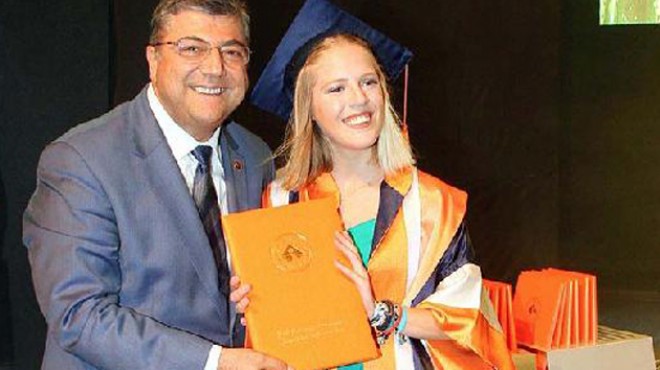CHP Genel Sekreteri Sındır kızına diploma verdi