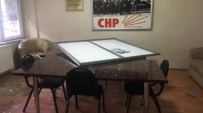 CHP ilçe binasına saldırı!
