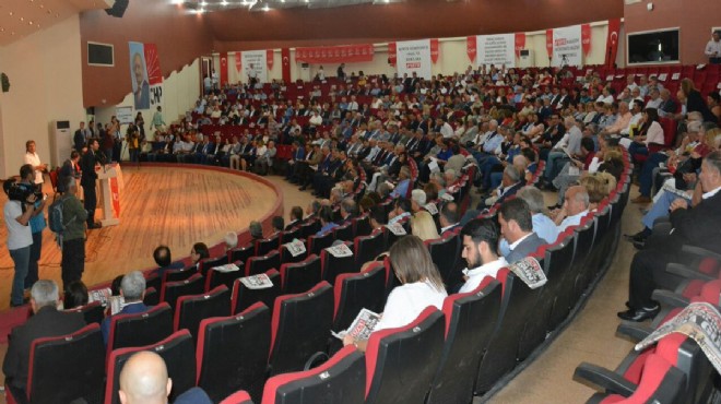 CHP İzmir deki büyük zirvede kritik tartışma: Gençlik ten eleştiri!