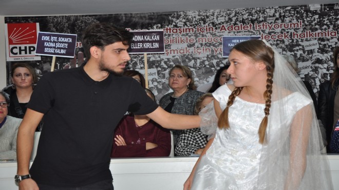 CHP İzmir den kadına şiddete tiyatrolu tepki!