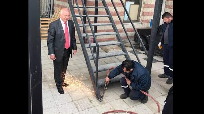 CHP li başkan Karakayalı dan ilk icraat! Merdiveni söküp attı