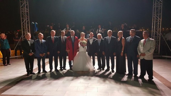 CHP yi İzmir de buluşturan düğün
