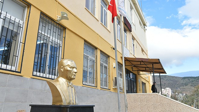 Çiğli’de okullara yeni Atatürk büstü