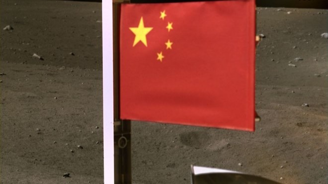 Chang e 5 uzay aracı, Ay a Çin bayrağı dikti