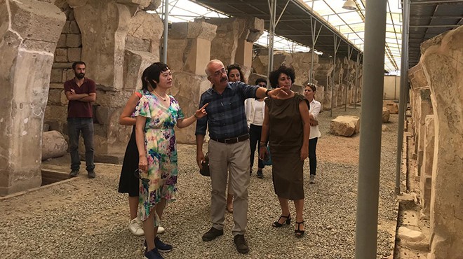 Çin Büyükelçisi nin eşi Kemeraltı nı ve tarihi Agora yı gezdi