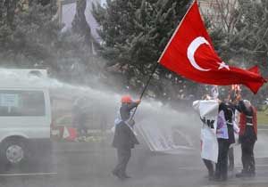 Ankara da eğitimcilere müdahale: 100 gözaltı