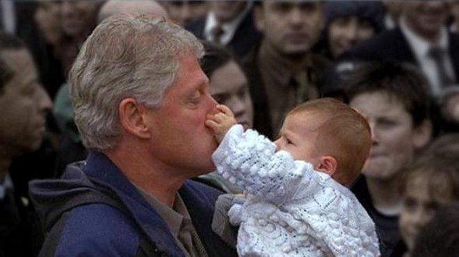Clinton ın burnunu sıkmıştı...O bebeğin yeni hali görenleri şaşırtıyor!
