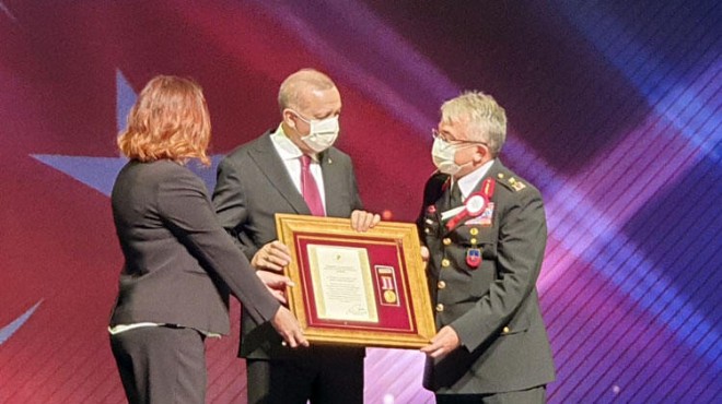 Cumhurbaşkanı Erdoğan dan gazi komutana madalya