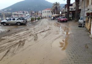 İzmir’in turistik ilçesinde sahilde çamur bandı! 