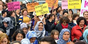 İzmir’in kadınları yağmur altında şiddete karşı!