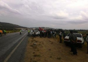 İzmir de feci kaza! Otomobille kamyon çarpıştı: 2 ölü 