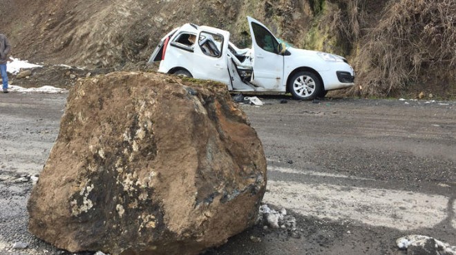 Dağdan kopan dev kaya parçası yoldan geçen aracın üstüne düştü!