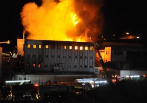 İzmir’deki fabrikada korkutan yangın: 2 yaralı 