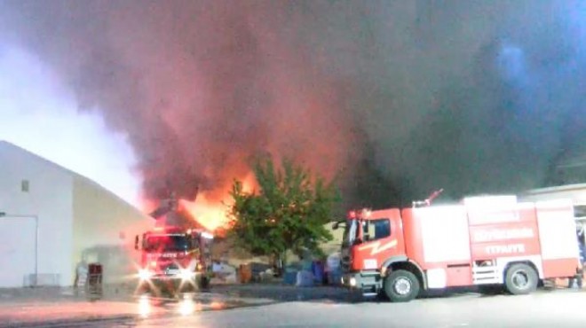 Denizli de korkutan yangın: Fabrika alev alev