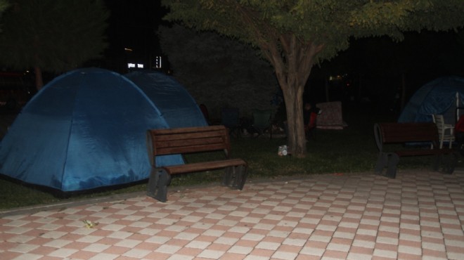 Deprem simsarları işbaşında…  Mağduruz  diye çadır kurdular, yardımları çaldılar!
