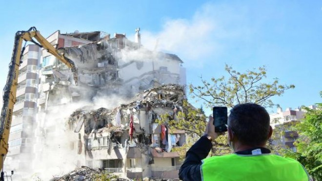 Depremde 3 katı çöken Yılmaz Erbek Apartmanı nda yıkım sürüyor