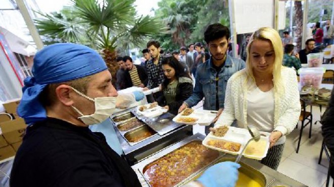 DEÜ den öğrencilere iftar yemeği