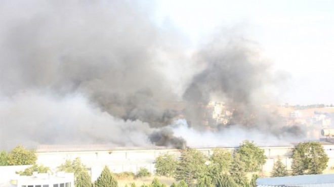 Dev fabrika alev alev yanıyor... Çevredeki binalar boşaltıldı