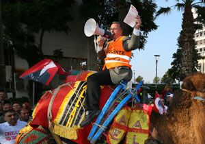 Emekliliği yaşa takılanlardan İzmir de develi eylem