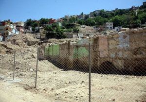 İzmir in antik tiyatrosuna tel örgülü koruma