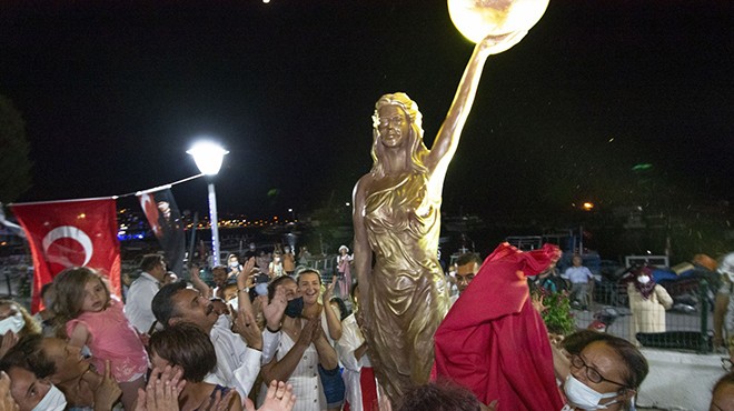 Dikili de ilk kadın heykeli açıldı