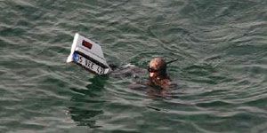 İzmir de şok: Denizde cip, cipte ceset!