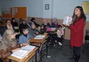 İzmir deki Suriyeliler sınıfları doldurdu