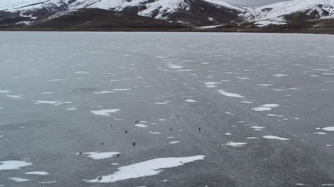 Donmuş gölde buz kırıldı: 4 ölü!
