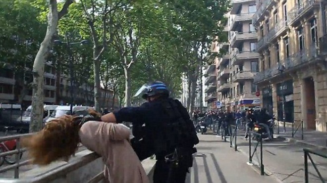 Dünya bu görüntüyü konuşuyor: Fransız polisi...