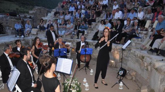 Dünya turuna çıkan turistlere Efes te klasik müzik keyfi