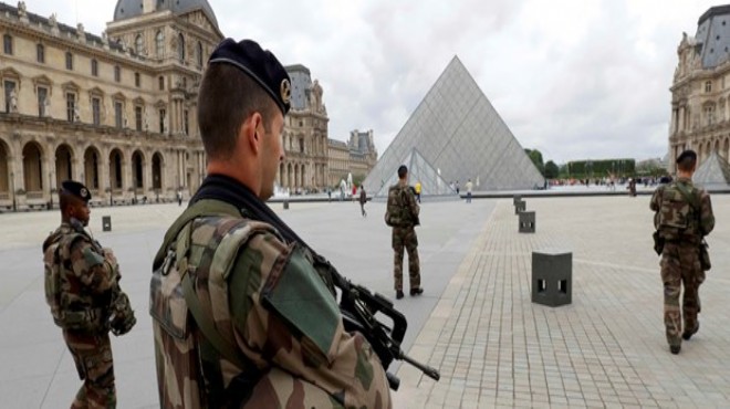 Dünyaca ünlü müzede bıçaklı saldırgan paniği