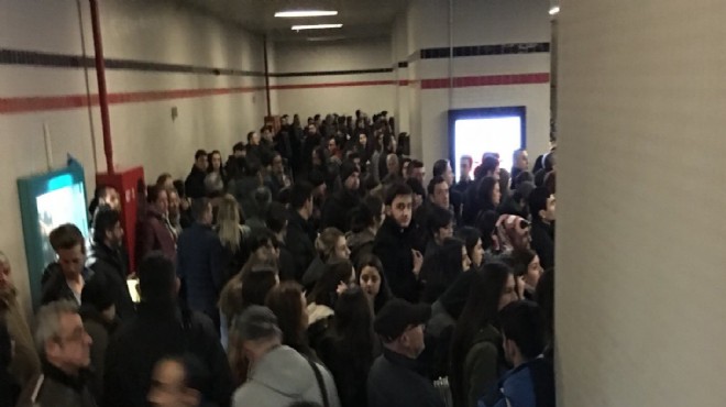 Duraklar doldu, taştı... İzmir metrosunda izdiham!