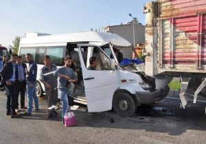 Yolcu minibüsü TIR a çarptı: 6 yaralı