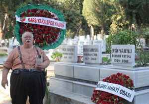 İzmir in delikanlısı  mezarı başında anıldı