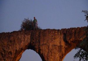 İzmir’de mucize kurtuluş: Tarihi kemerden atladı… 