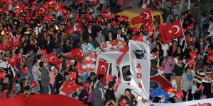 İzmir sabahı beklemedi: Binler Cumhuriyet için yürüdü 